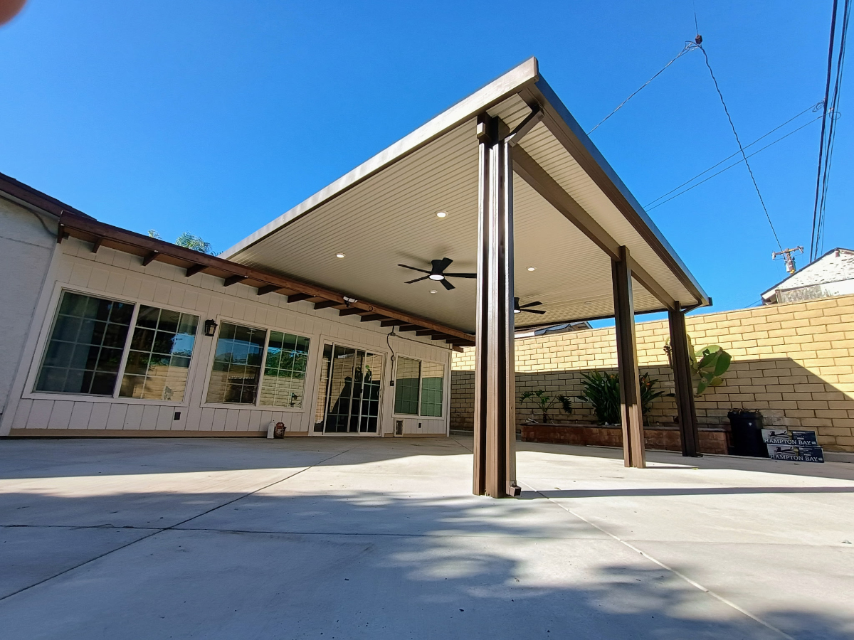 Low maintenance wood-grain aluminum patio cover in Ontario, CA